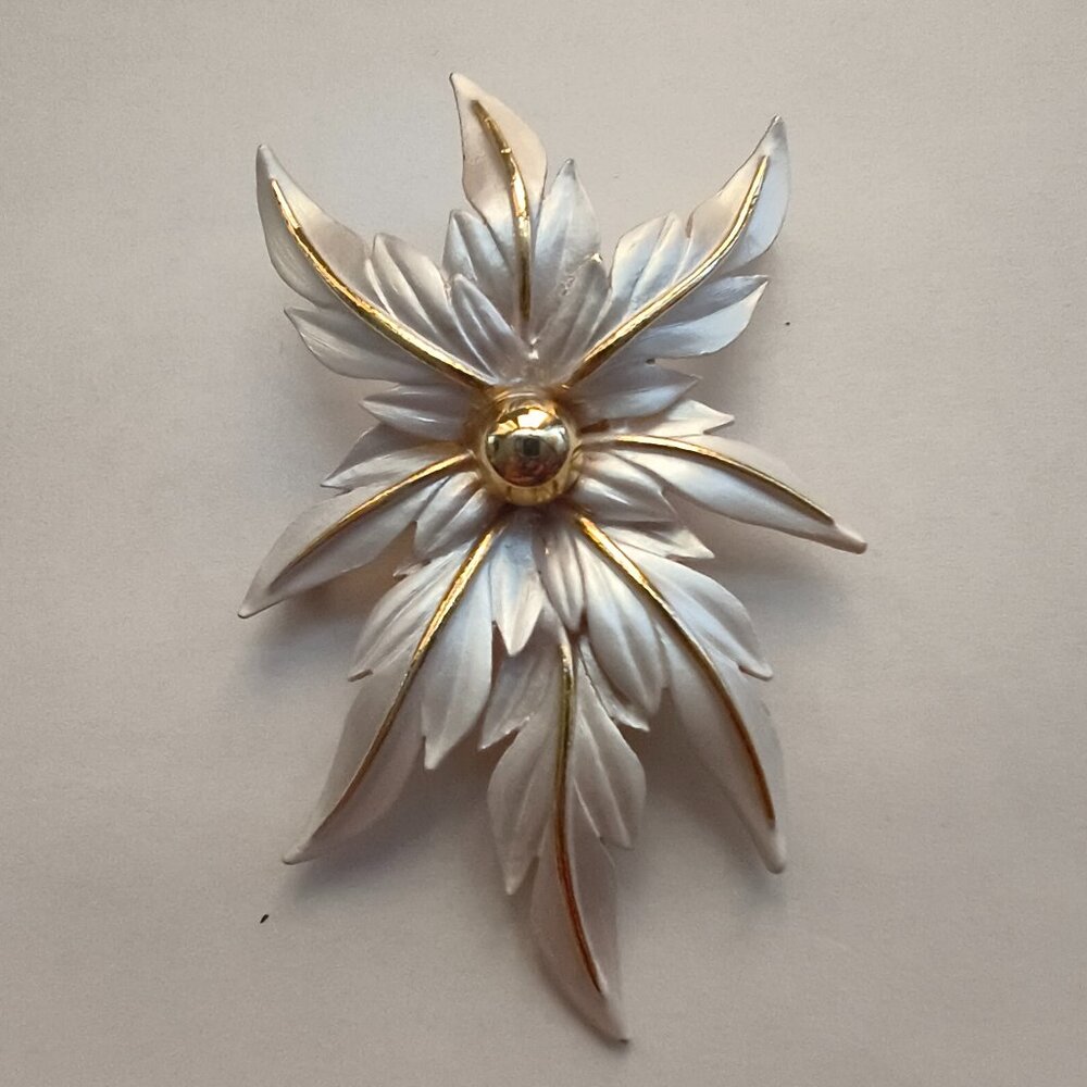 Vintage Parklane Flower Brooch Gold Tone Pearlescent White Enamel 3 Inches     8